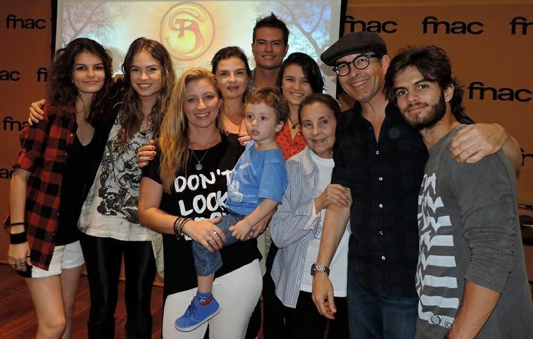 AccessLuaBR's tweet image. CARAS — Família Blanco se reúne em lançamento do CD de Pedro Sol! Confira: caras.uol.com.br/musica/familia…