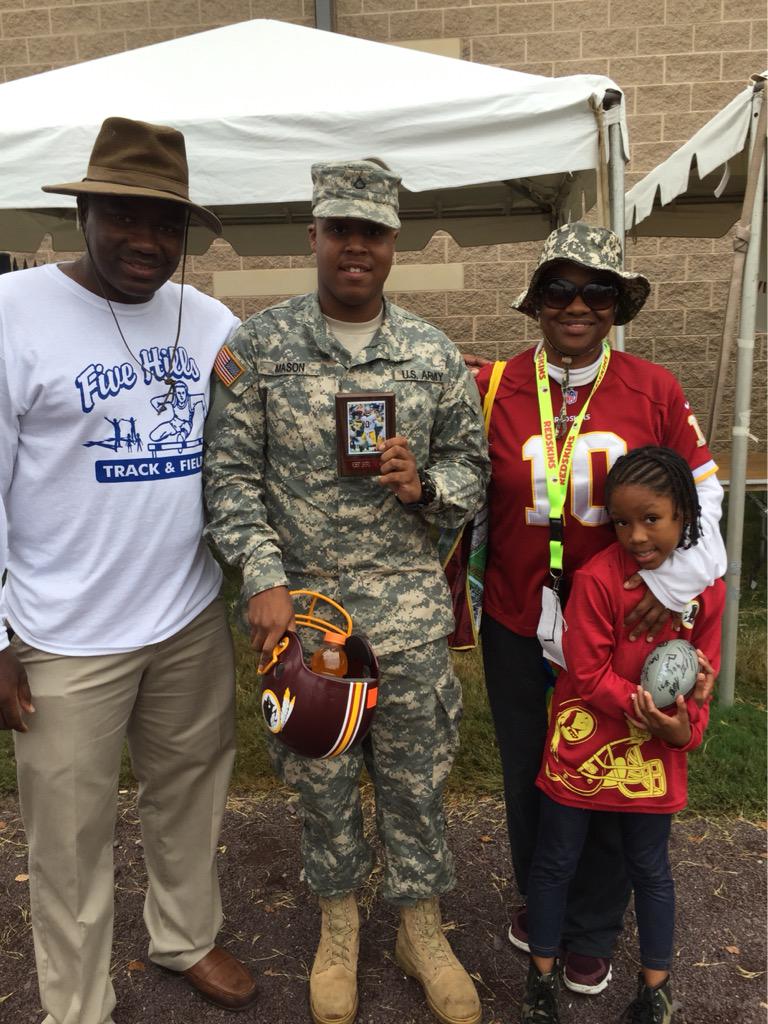 _ThatBoyTev's tweet photo. @RGIII didnt get to sign my things but took a picture wit his family very nice people hopefully he can sign tomorrow? http://t.co/UyL8tIpTEU