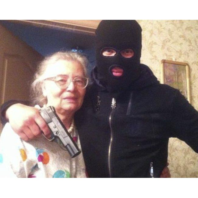 yisucrist's tweet photo. cuando kedas para atracar un banco pero tu abuela t da 10 euros y canselas los planes http://t.co/iYLB8p194S