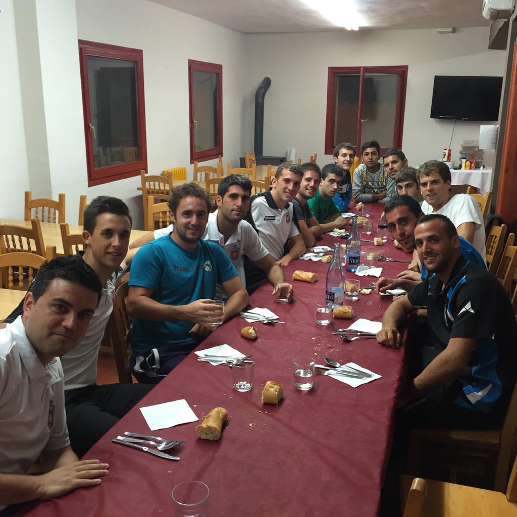CadreitaCF's tweet photo. Empezamos el fin de semana de concentración en el Moncayo con una buena cenica de equipo http://t.co/XmSdh2O9q7