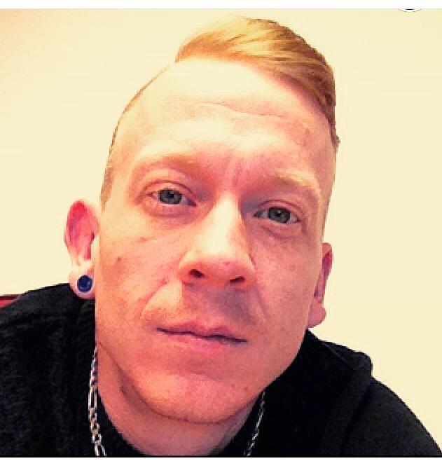 Retweet to get this to <a href="/macklemore/">Macklemore</a> my friend is your secret twin 😂👍🏻