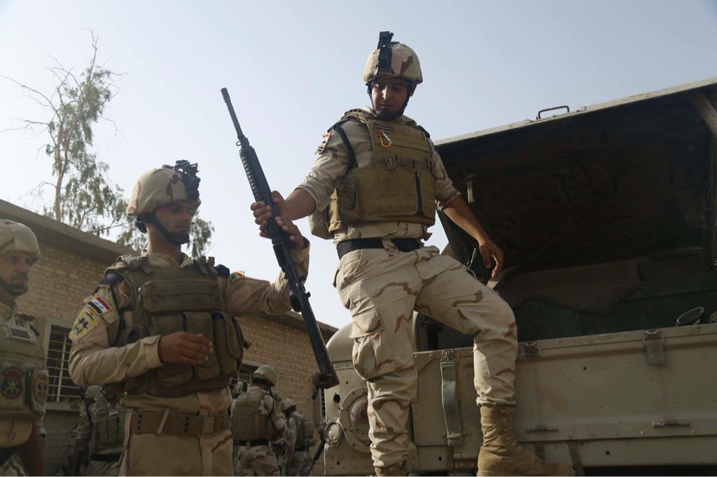 تدريبات الجيش العراقي الجديده على يد المستشارين الامريكان  - صفحة 2 CL1q_R4W8AA-s3-