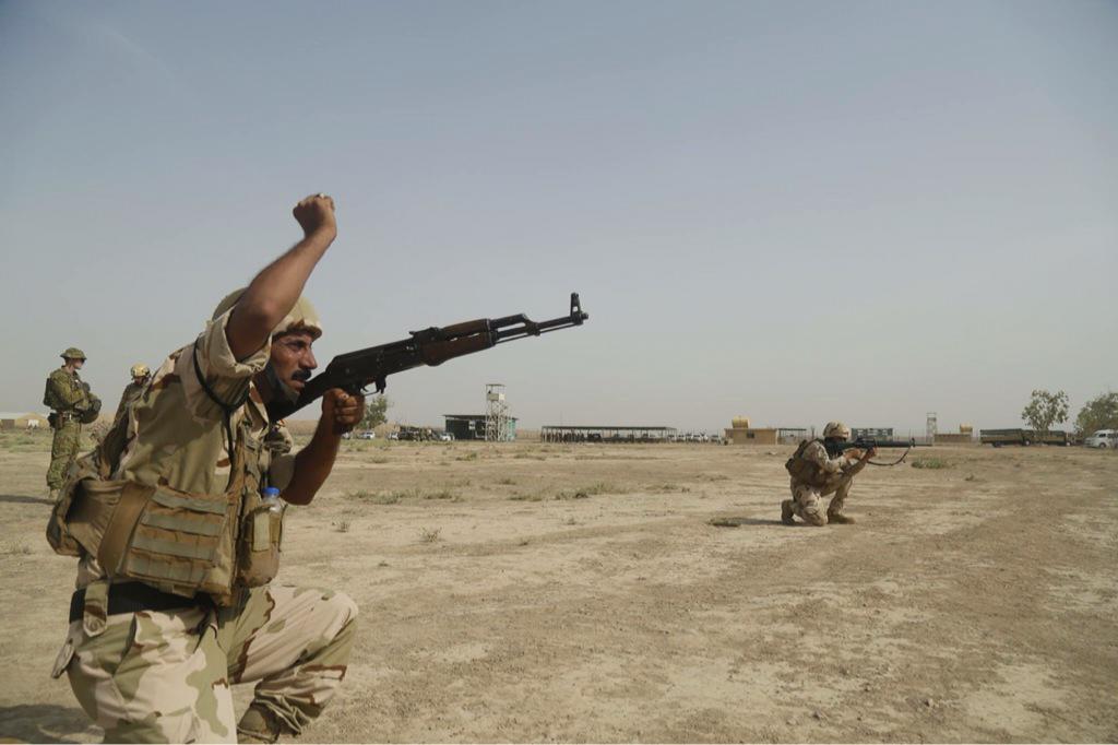 تدريبات الجيش العراقي الجديده على يد المستشارين الامريكان  - صفحة 2 CL1q_ULWEAAccgJ