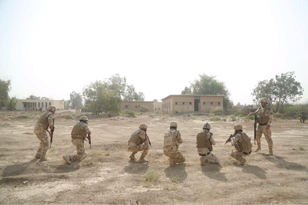 تدريبات الجيش العراقي الجديده على يد المستشارين الامريكان  - صفحة 2 CL1q_WaWUAA9QFv