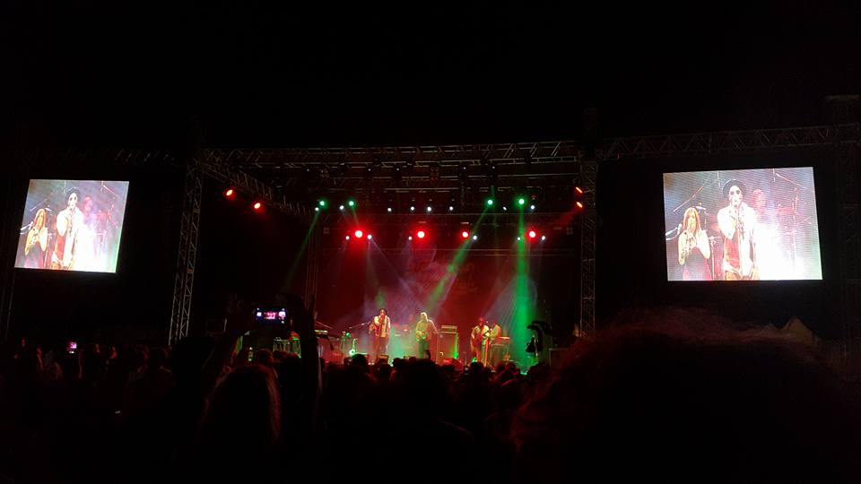 Are you ready for some Brooklyn funk?!
Brooklyn Funk Essentials ile Alive Open Air katılımcıları dans ediyor.