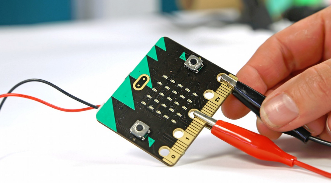 designaholicmx's tweet photo. Conoce micro:bit, iniciativa que busca enseñar a los niños programación en la escuela. http://t.co/sK65k2vw5s #diseno http://t.co/jYkzzRjWmX