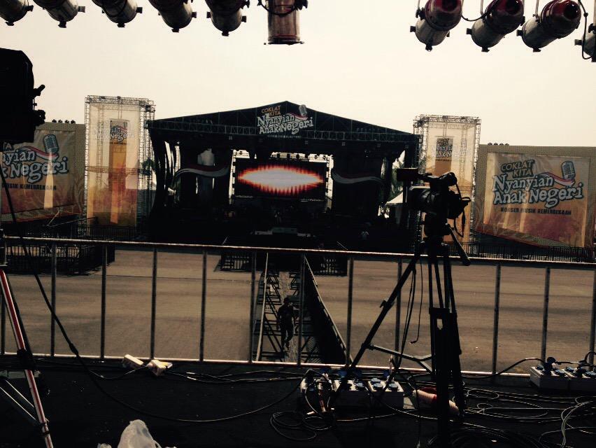 KK_Bandung's tweet photo. sudah siap kalian hentak sama sound 150.000 watt ? #NyanyianAnakNegeri #CoklatKita @Djarumcoklat @CoklatKita http://t.co/5UlhMiLiFY