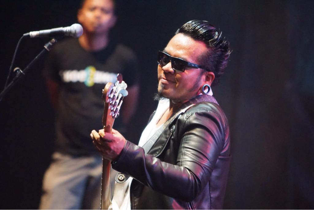 endanksoekamti's tweet photo. Lohh Ayah jadi vocalis lagi itu?? #SoekamtiDay #Pontianak *welll http://t.co/Y7ani1EukR