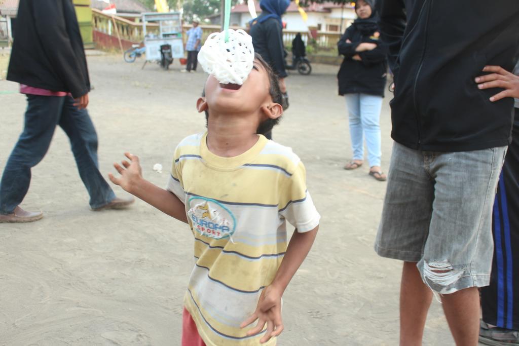 kkn53_umm's tweet photo. Lagi seru-serunya nih lomba makan krupuk :D #KKN53UMM http://t.co/l42dRiO9MP