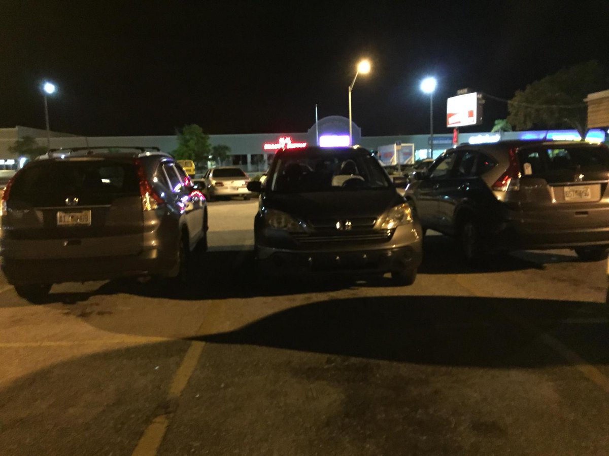 suzn2bluz's tweet photo. Honda CRV lot #Memories I'm in the middle http://t.co/q5rPnA1Fry