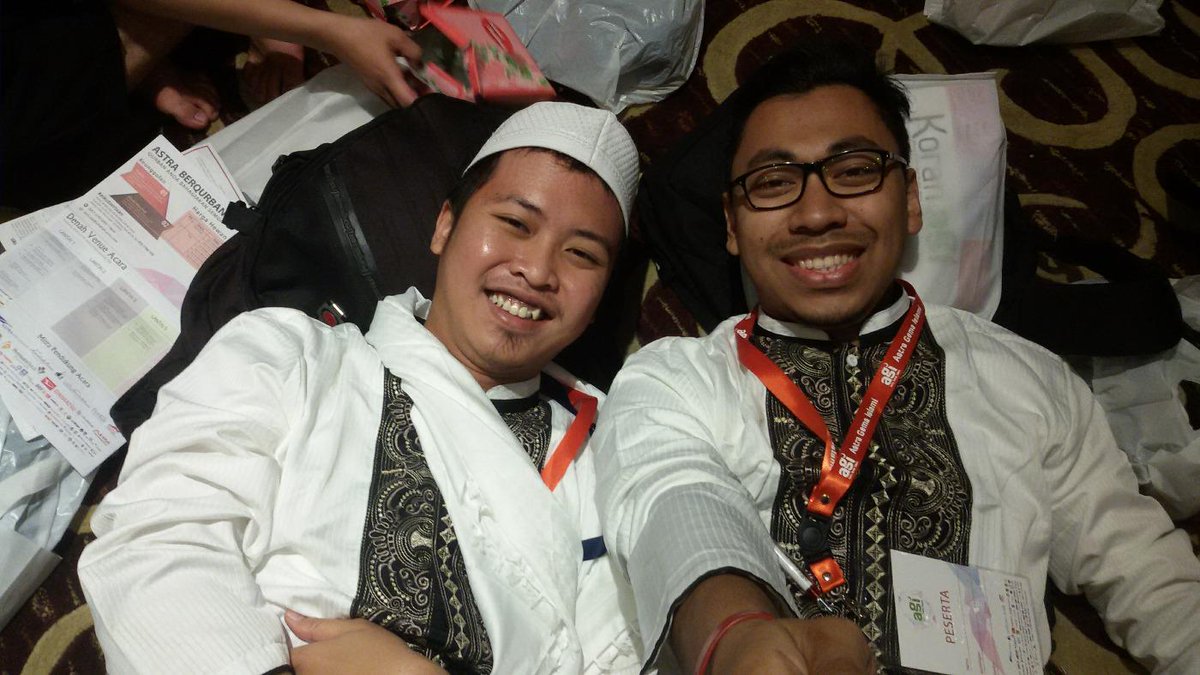 galihriyadi's tweet photo. Tidak mau meninggalkan lokasi
santai dulu
Belum tentu tahun dpn ikut lagi
#hopegoestofinal @astragemaislami #AGI2015 http://t.co/NMCqwgISmD