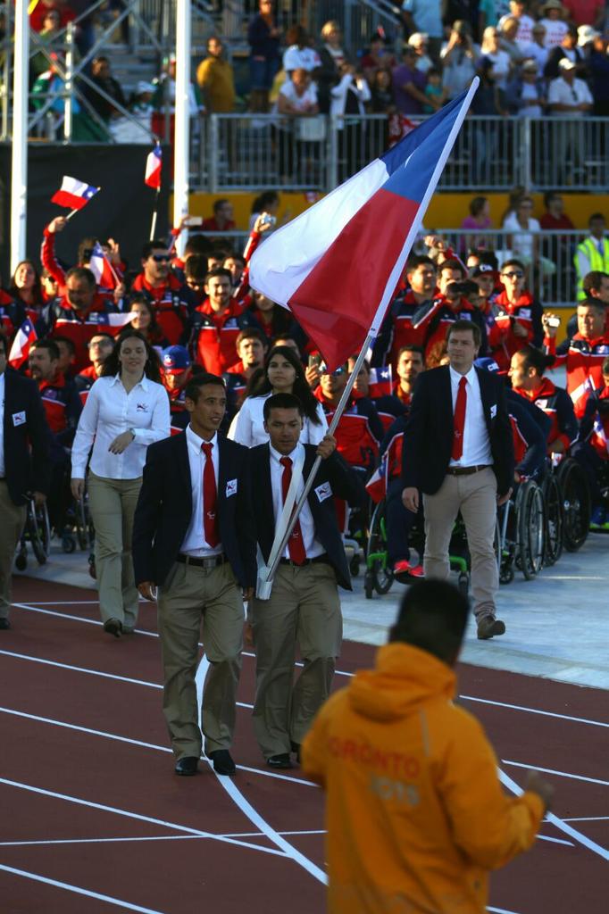 MindepChile's tweet photo. La delegación chilena brilla en la ceremonia de inauguración de los Juegos Para Pan @TO2015 #ChilePanam http://t.co/6fO6lAfM07