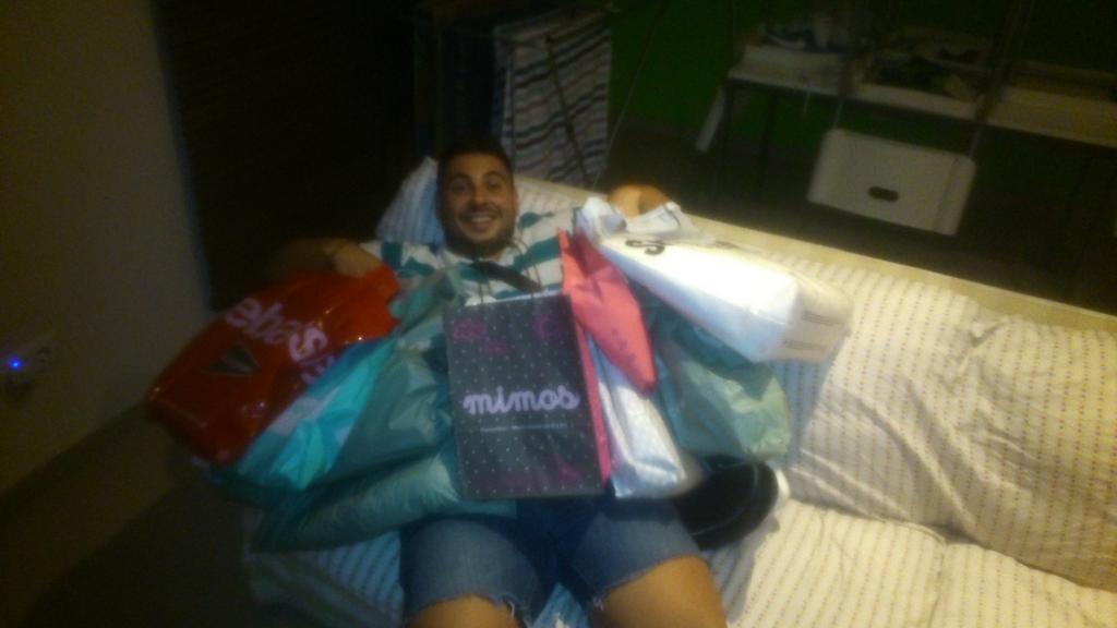 rosirivera9's tweet photo. Bueno pues toca descansar después de un día de zuper compritas con mi niño.
Mañana más!! :) #BuenasNoches http://t.co/SiD9IInk9b