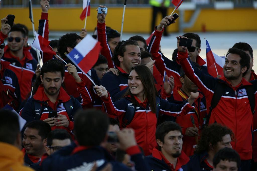 MindepChile's tweet photo. La delegación chilena brilla en la ceremonia de inauguración de los Juegos Para Pan @TO2015 #ChilePanam http://t.co/6fO6lAfM07