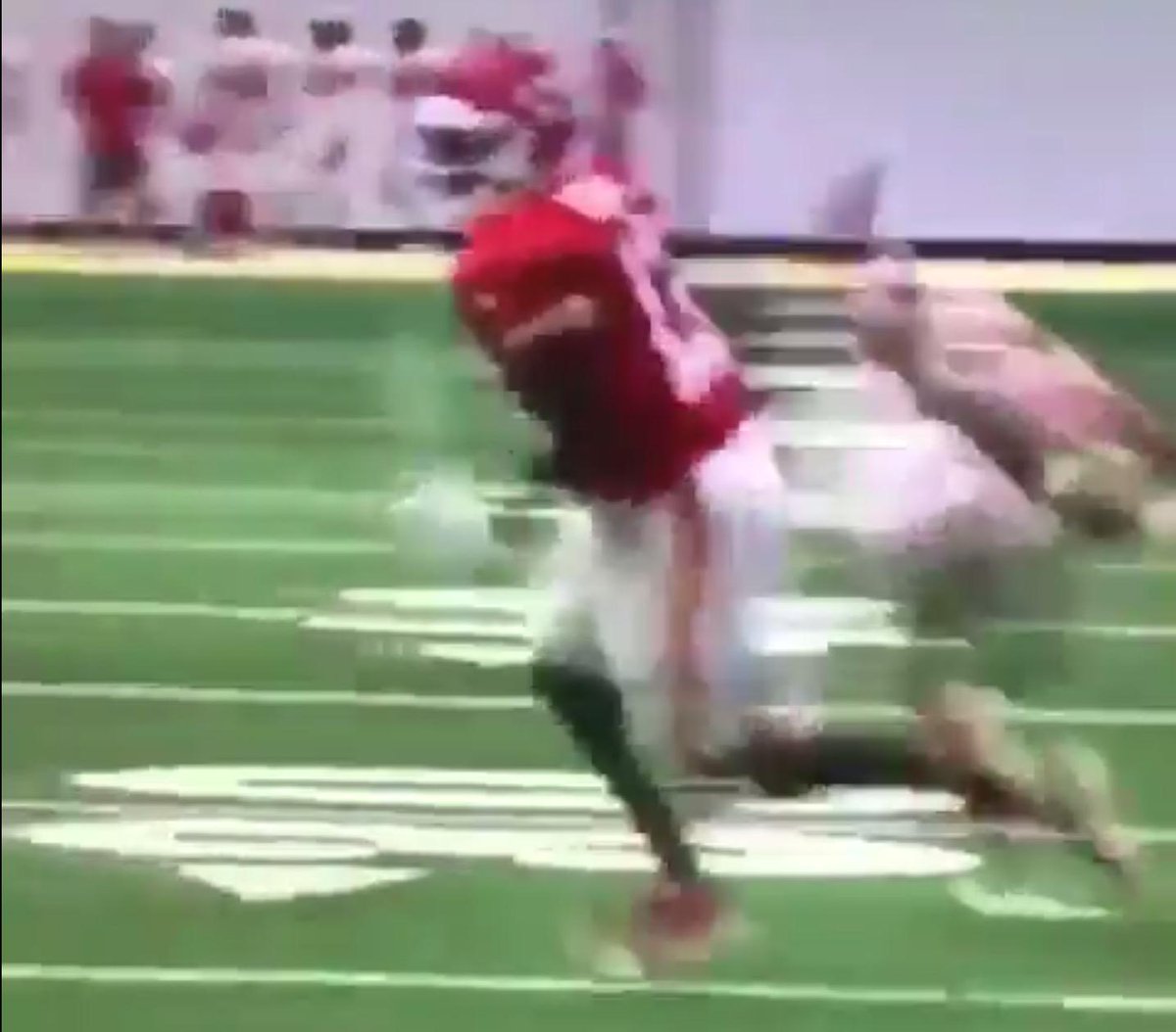 BleacherReport's tweet photo. VIDEO: Chiefs’ De’Anthony Thomas destroys the ankles of a helpless DB http://t.co/cbR6Yiqf0Q http://t.co/IqwIF9Y44W