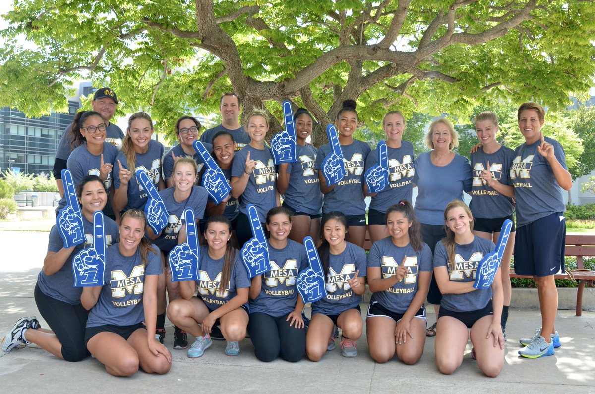 Our Women's Volleyball Team paid @SDMesaPrez a visit this morning!