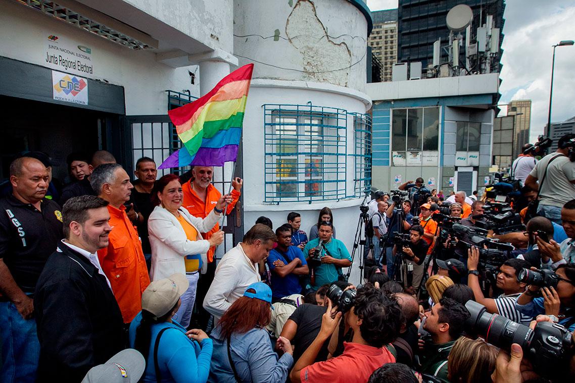 MMuskCorporhwjj's tweet photo. Suma #visibilidad! Felicitaciones @TamaraAdrian, primer candidata trans a Asamblea venezolana http://t.co/jLWYBDIQdQ http://t.co/ZkPWbEFH39
