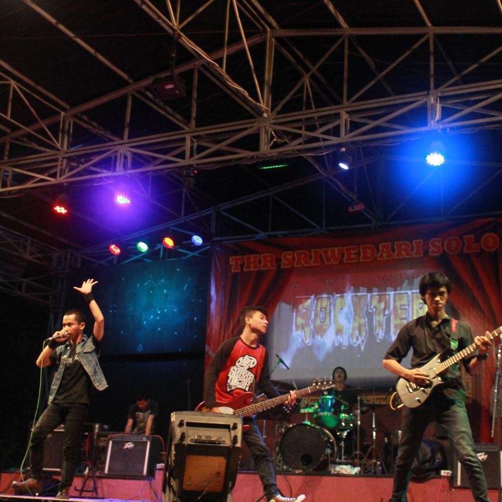 muhammadfahriy1's tweet photo. Rocxshow @_Rocxter @krisnapranata91 @rocxtercloth @_febriantoari @UkmMusikSahid @STSradioo http://t.co/RRS3f6wLng