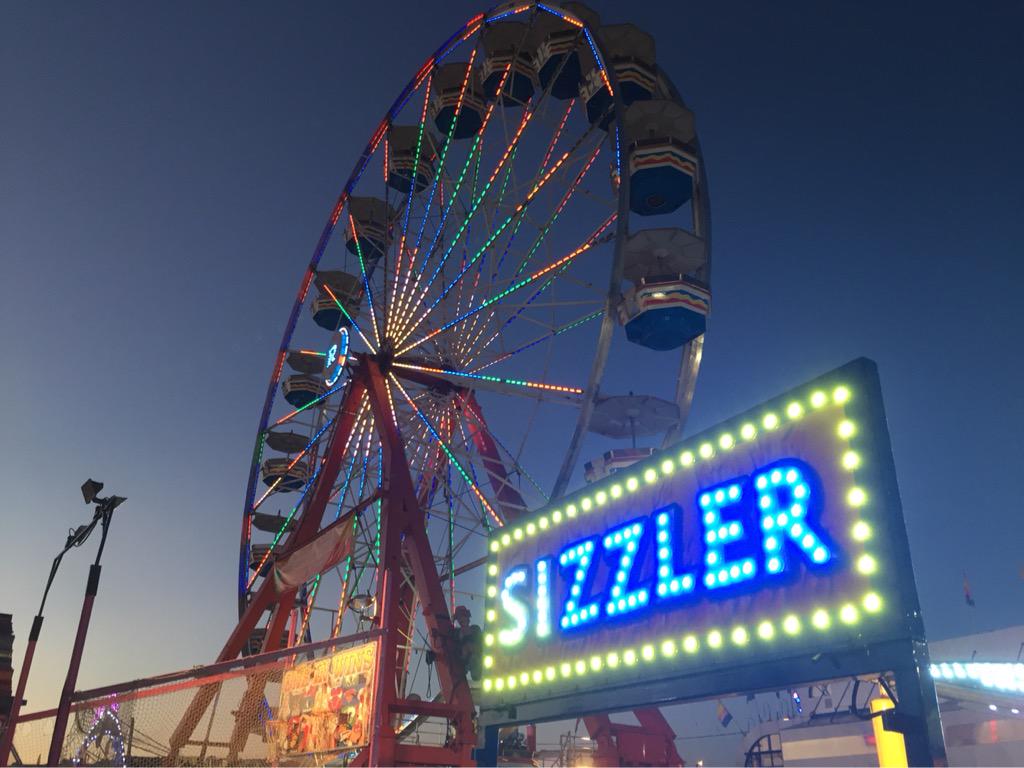 rstanleyNews's tweet image. Great night for lights, food and fun of  #NJStateFair #NJOnTheRoad @News12NJ  just one more corn dog for @buffwings