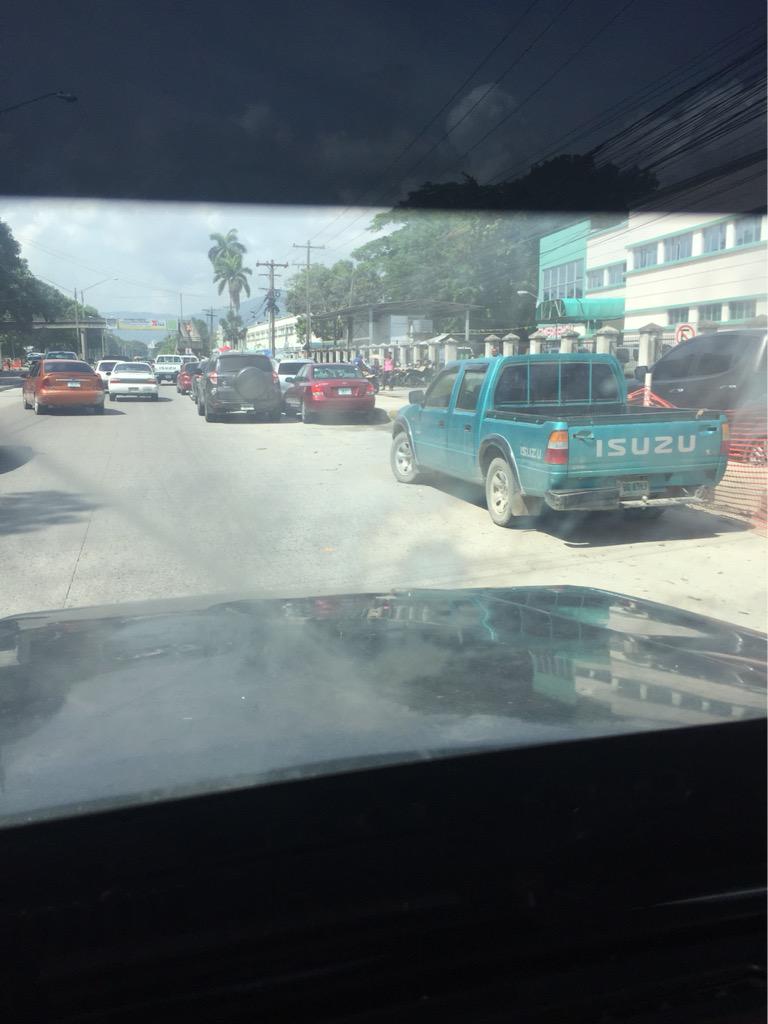 TraficoDeSps's tweet photo. Sr alcalde hicieron la ampliación del carril pero para parqueo? Favor mandar municipales a mover carros @acalidoniohn http://t.co/qFoclLrSnE
