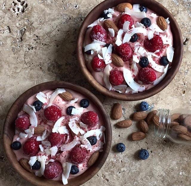 FreshandFit2015's tweet photo. Breakfast Be Like #start #theday #right #healthy #berries #nuts #yogurt http://t.co/tDWDX4Mguz