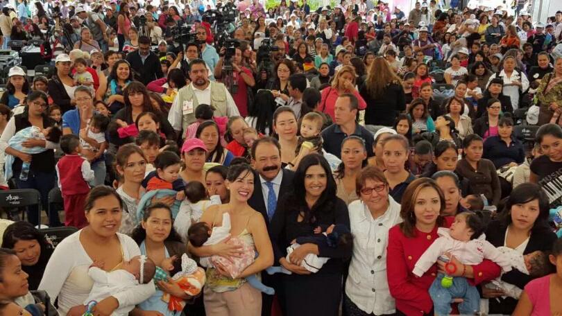 GobCDMX's tweet photo. En el marco de la  Semana Mundial de la Lactancia Materna, decenas de mamás se dieron cita en el Monumento a la Madre http://t.co/nb0TkaR3vb