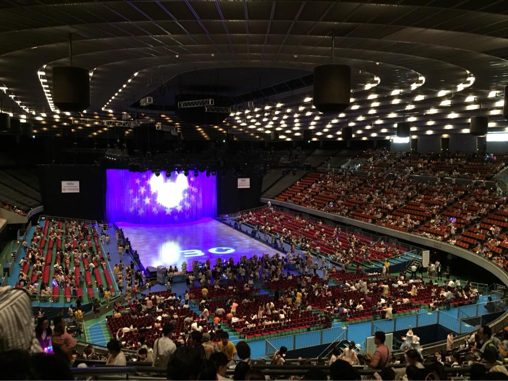 ちぃ 2y 弟とディズニーオンアイスきた 大阪初日 初公演 いつもliveで来てた城ホがスケートリンクになっててとても新鮮 ラプンツェルのフラッグ買った O Http T Co C6ubidq2al Twitter
