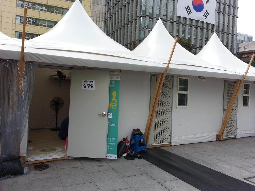 mutanavy38's tweet photo. 광복절 전까지
[광화문광장 불법설치 떼천막들]
깡그리 강제철거하고
[관련 범법자들 모조리 사법처리]하라
이런 개판 장기간  방치하는 대한민국
나라꼴 우습도다
수천억대 기부금품 사기총책 박원순
기소 못하는 똥검찰 http://t.co/jfDlhDCWDe