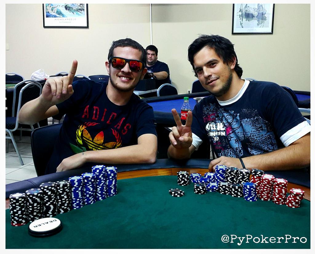 Marcelo "EnPyGH1S" y Fede "Akangui" celebrando la clasificación para el [PPT15/3-Encarnación]