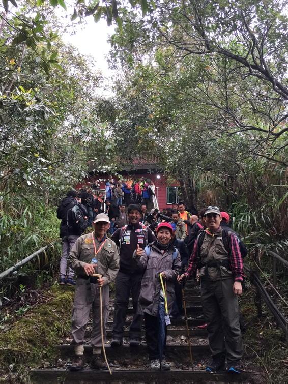 8/8/15: Pendaki2 #Kinabalu pertama selepas gempa bumi 5/6/15. 88 orang akan mendaki ke Panalaban &amp; kembali semula