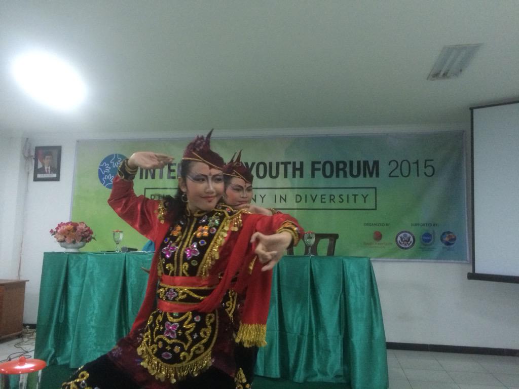robinsonsinurat's tweet photo. Traditional dance from East Java for opening ceremony of Interfaith Youth Forum 2015! @USConGenSby @Y_Interfaith_C http://t.co/pA2638k9au