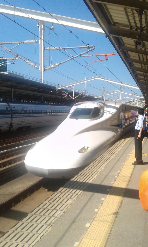 Here comes our train!! #bullettrain #wsj2015 <a href="/ukcontingent/">UK Contingent 🇬🇧⚜️</a> <a href="/GirlguidingNEE/">Girlguiding North East</a> <a href="/CYScouts/">Central Yorkshire Scouts</a>