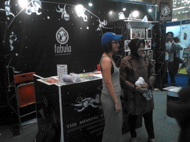 FabulaAgency's tweet photo. Ibu Risma walikota Surabaya juga mengunjungi booth Fabula di @PopconAsia 2015 http://t.co/MxSewS3Chc