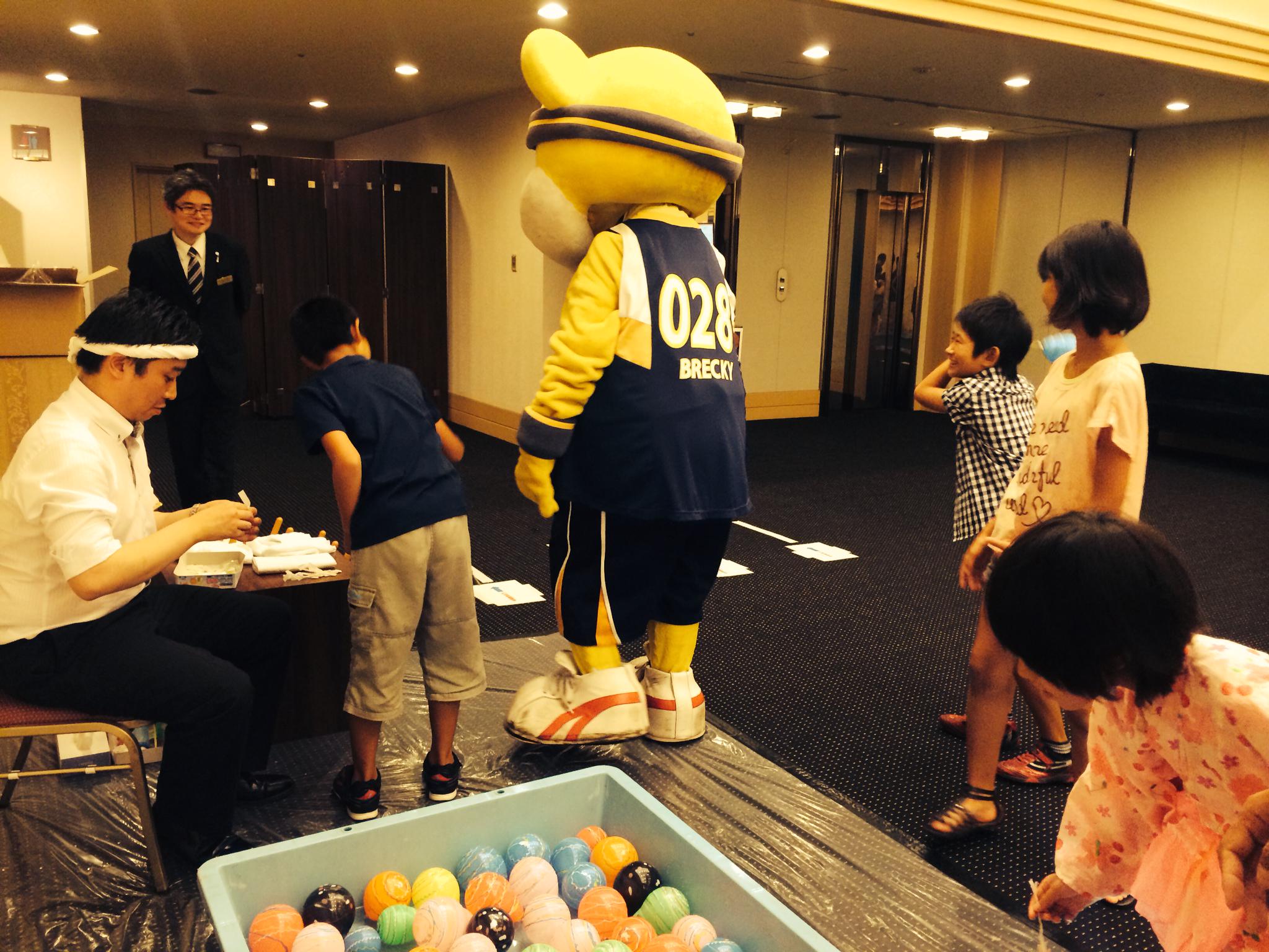 宇都宮ブレックス Utsunomiya Brex 8 7 金 住友ベークライト 鹿沼工場 納涼祭にチアリーダーbrexy ブレッキーが参加しました ダンスパフォーマンス じゃんけん大会などで盛り上げました ブレッキーは 自由に縁日を楽しんでいました Brex Http