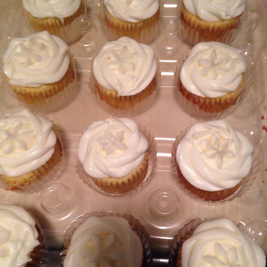 cupcakesbybee's tweet photo. Vanilla butter cupcakes
Contact info in bio😘 http://t.co/UeWP7j5bWf