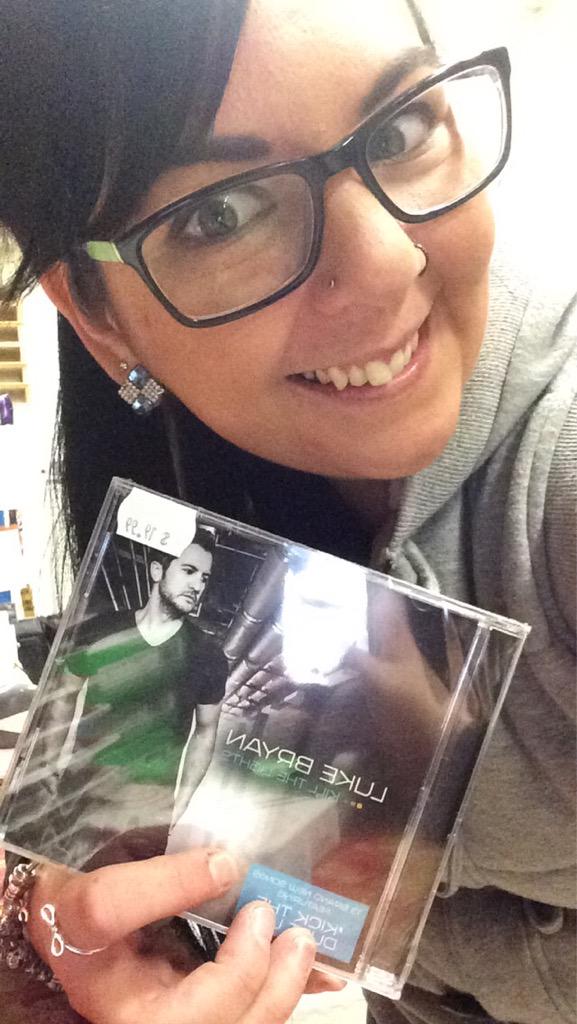 KristyR_JBaus's tweet photo. Can't wait to put this baby on! #LukeBryan #KillTheLights New album available now at @JBHiFi!! #selfie http://t.co/JnbgUOlaNF