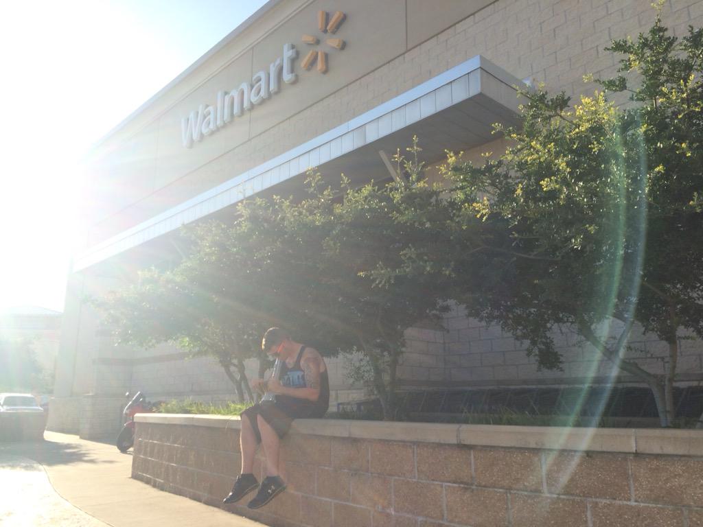 AiljaRenae's tweet photo. Saw this guy in front of Walmart strait cheefing http://t.co/ej9EpdiZMv