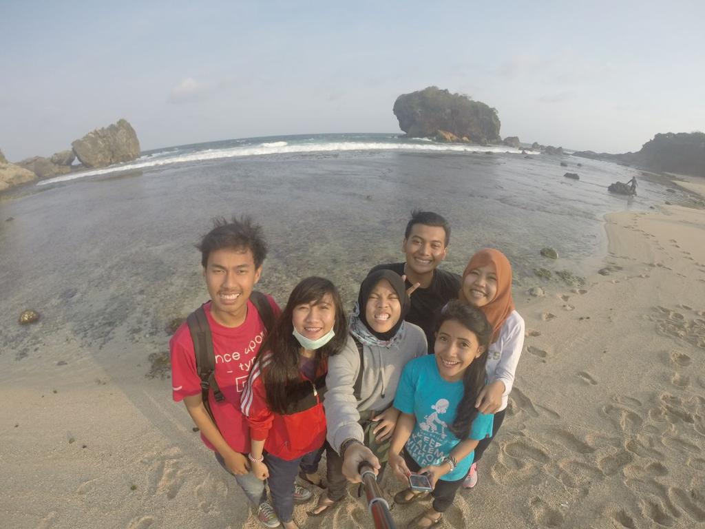 ermaym__'s tweet photo. hello keluarga tercintaa cc : @gardep51 @gardep52 @gardep53 😘 , kapan piknik lagi ? ahahaha 😍 http://t.co/Ks43BSKJe2