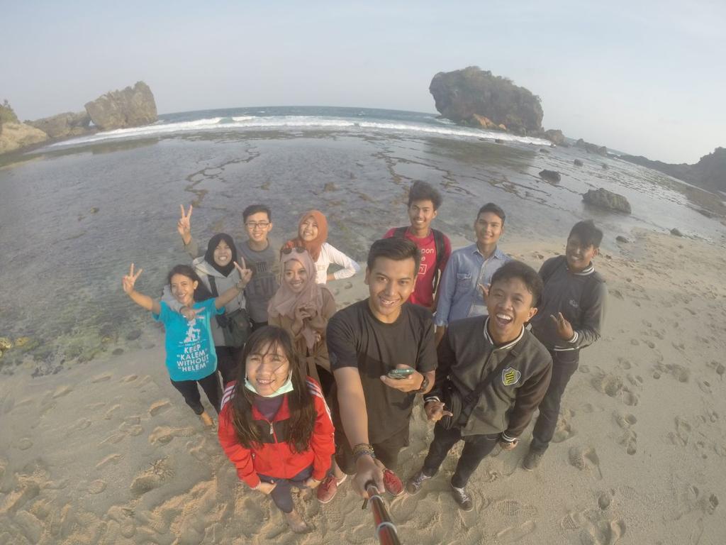 ermaym__'s tweet photo. hello keluarga tercintaa cc : @gardep51 @gardep52 @gardep53 😘 , kapan piknik lagi ? ahahaha 😍 http://t.co/Ks43BSKJe2