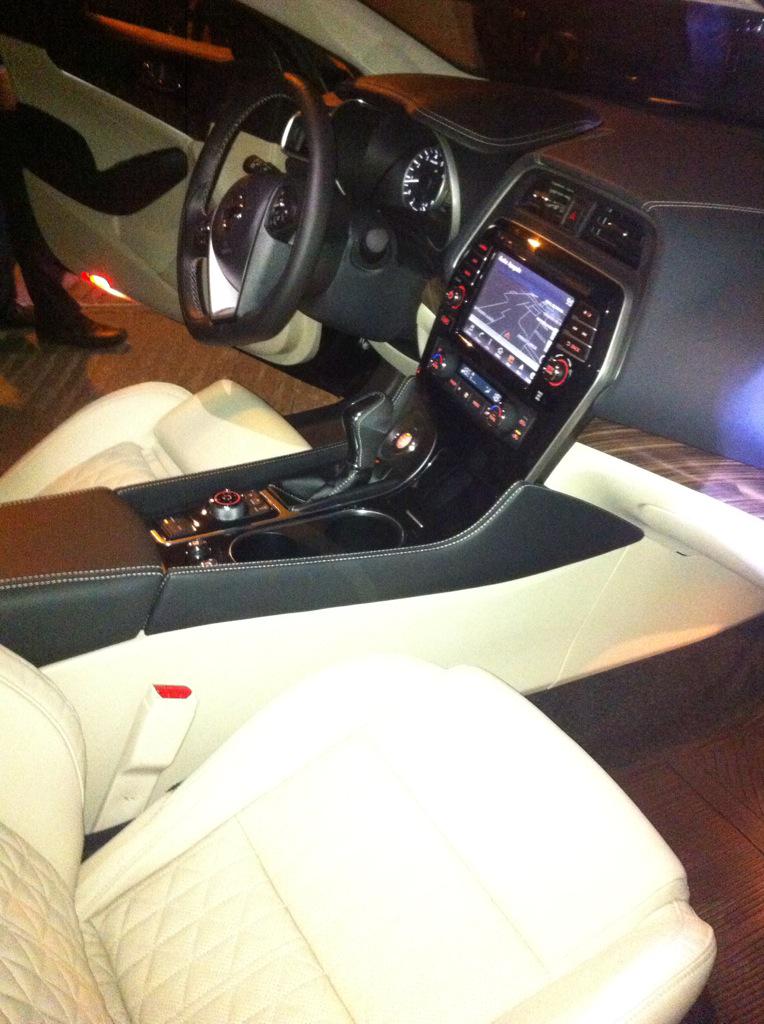 nissanginza's tweet photo. Maxima expresión del lujo #Maxima2016 #Nissan #Ginza http://t.co/NpDYhtJjxd