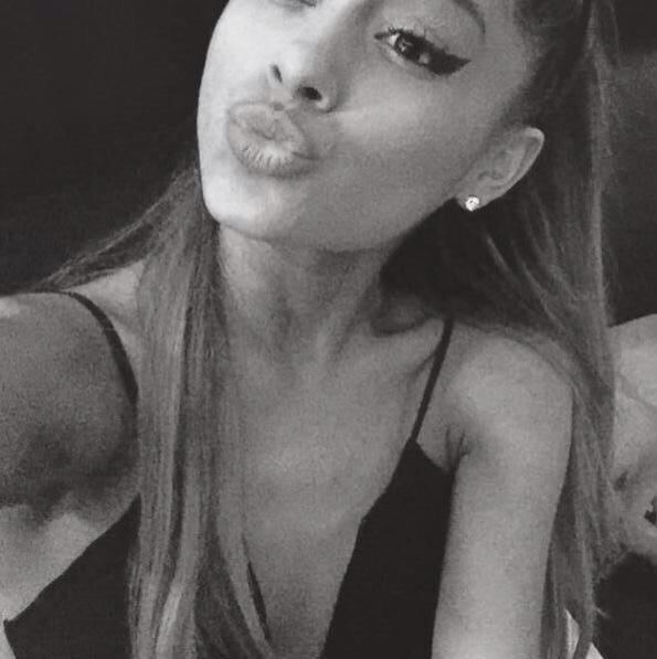 Her eyeliner is really bad 😂💀