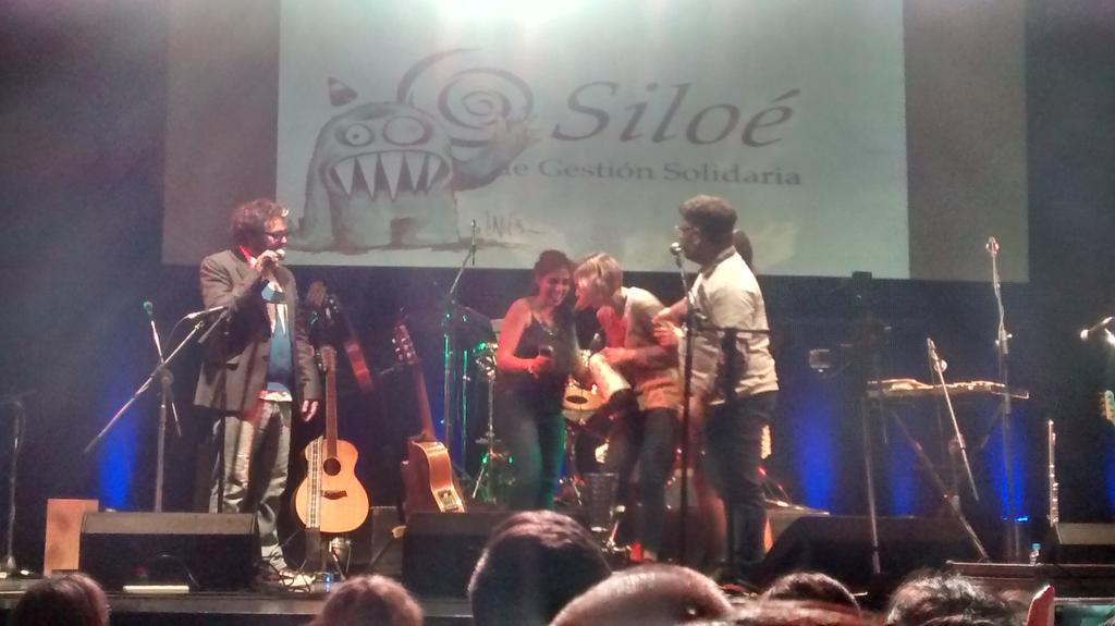 ce_lp's tweet photo. Las chicas se llevaron #ElTermoDeLiniers jajajaja @porliniers http://t.co/GcbyQBCRHG