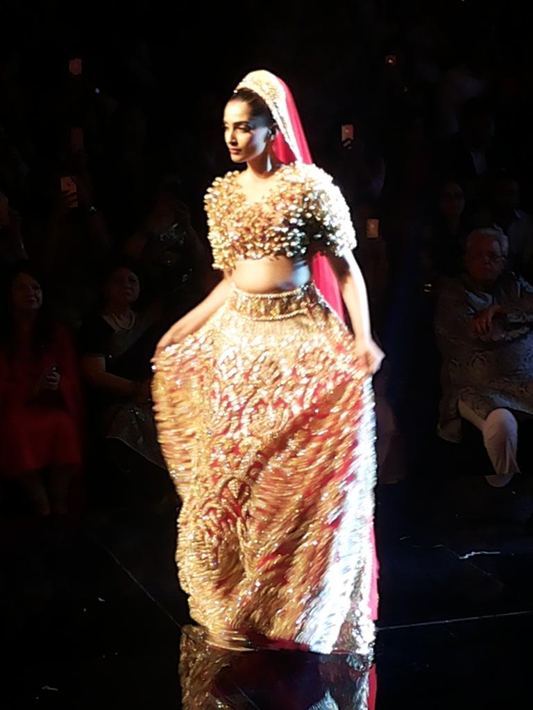 the_dailymint's tweet photo. The best bit about @AJSKOfficial's show last night was @sonamakapoors twirl &amp; chin up pose! #BIBFW @IndiaBridalWeek http://t.co/c9Jes9GmWb
