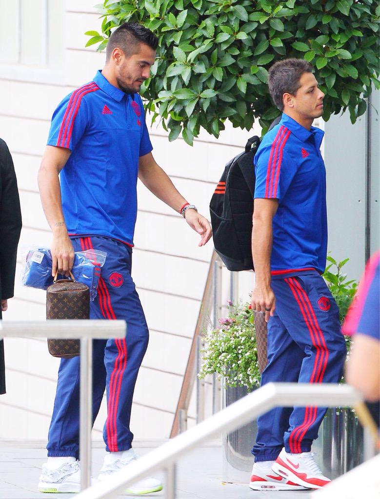 Louis van Gaal dan para pemain sudah tiba di Lowry hotel persiapan match perdana #bpl hari ini. #mufc