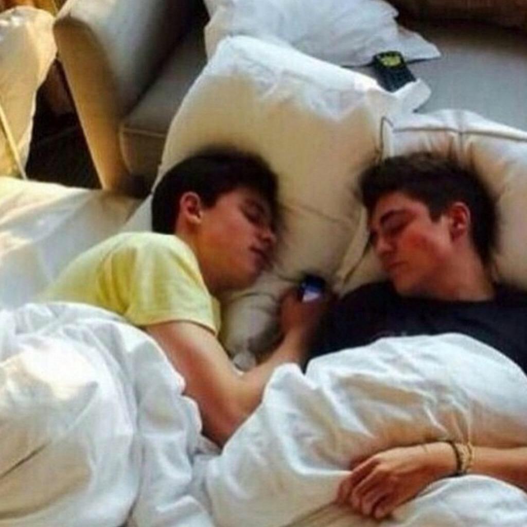 Спящему парню натуралу. Спящий парень. Парни обнимаются. Храп. Мужчина спит.