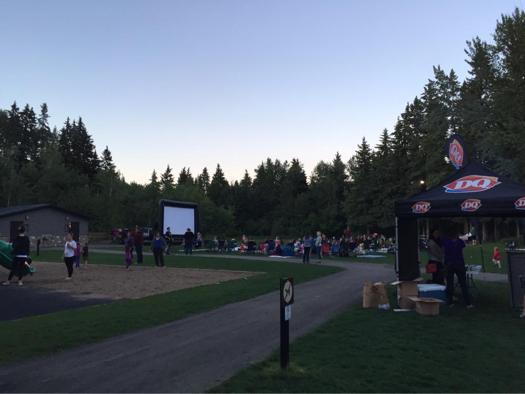 RingsDinger's tweet photo. My view right now at Kin Kanyon.  Hurry!  Outdoor Movie. #dingerrings #DQMiracleNetwork http://t.co/23MvmV7xhg