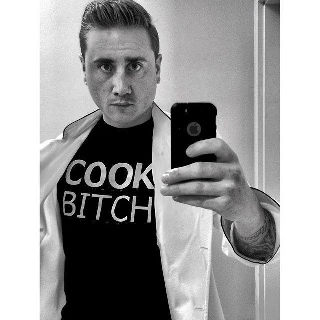 toscanalatienda's tweet photo. COOK MORE, BITCH LESS | TRUECOOKS 🔪 #goodlooksforgoodcooks #whatwedo #selfie #cookbitch #truecooks by travis_vs_food http://t.co/aILwH6FT56
