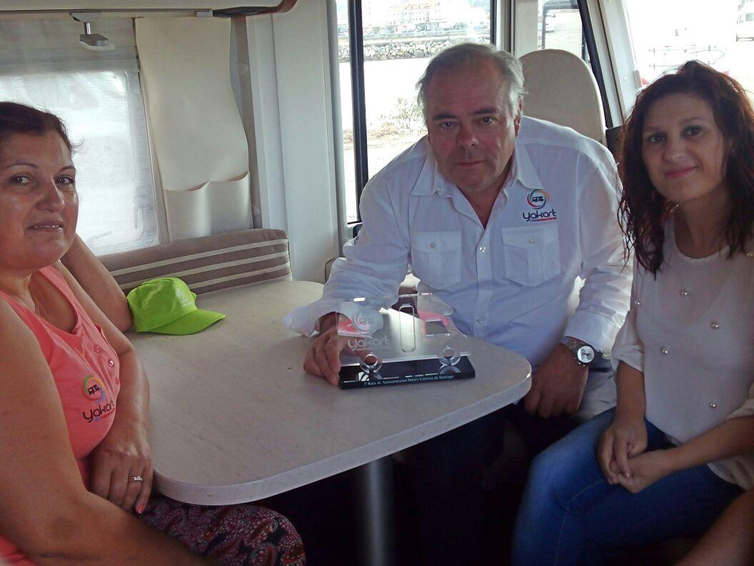 YakartAC's tweet photo. Salida hacia #Santiago, fin de #RutaAC, desde #Cambados, a donde vino a darnos la salida su alcaldesa, @FatimaAbal. http://t.co/YObP5D5EyC