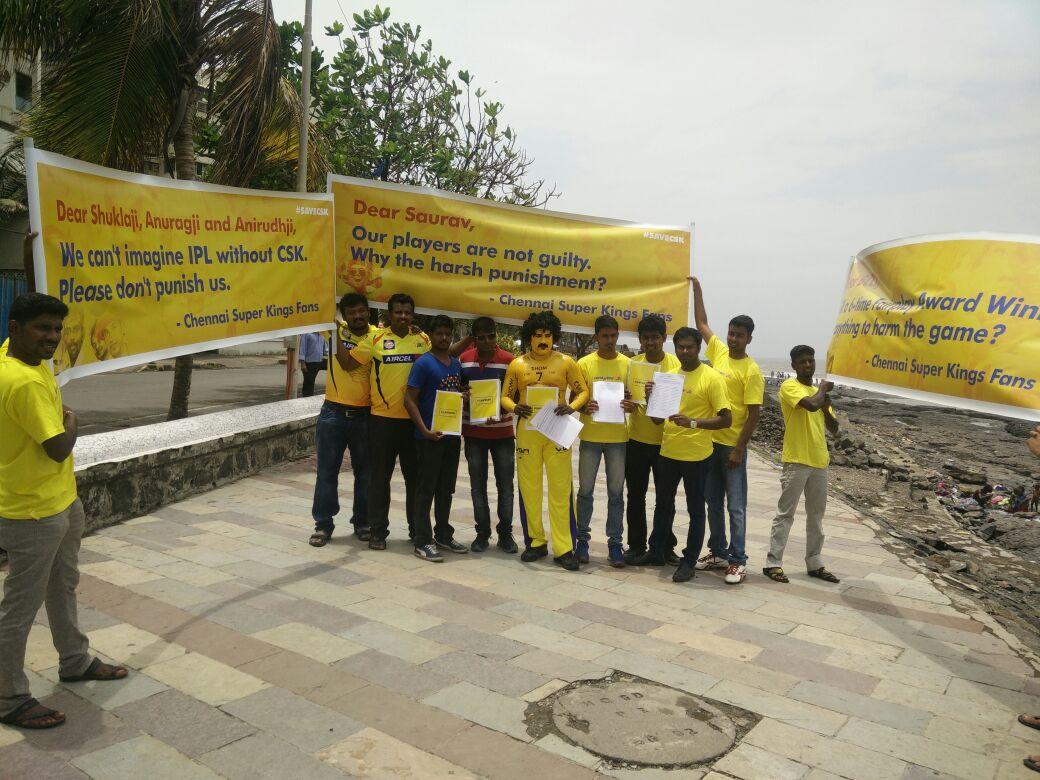 imDhoni_fc's tweet image. Mumbai fans join our super fans outside taj lands end and make it big #SaveCSK folks RT&amp;amp; Spread