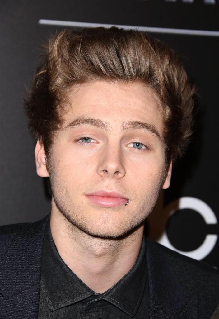 hey I'm Mr. Hemmings I teach sexual education and music do me a favor and RT for me xx